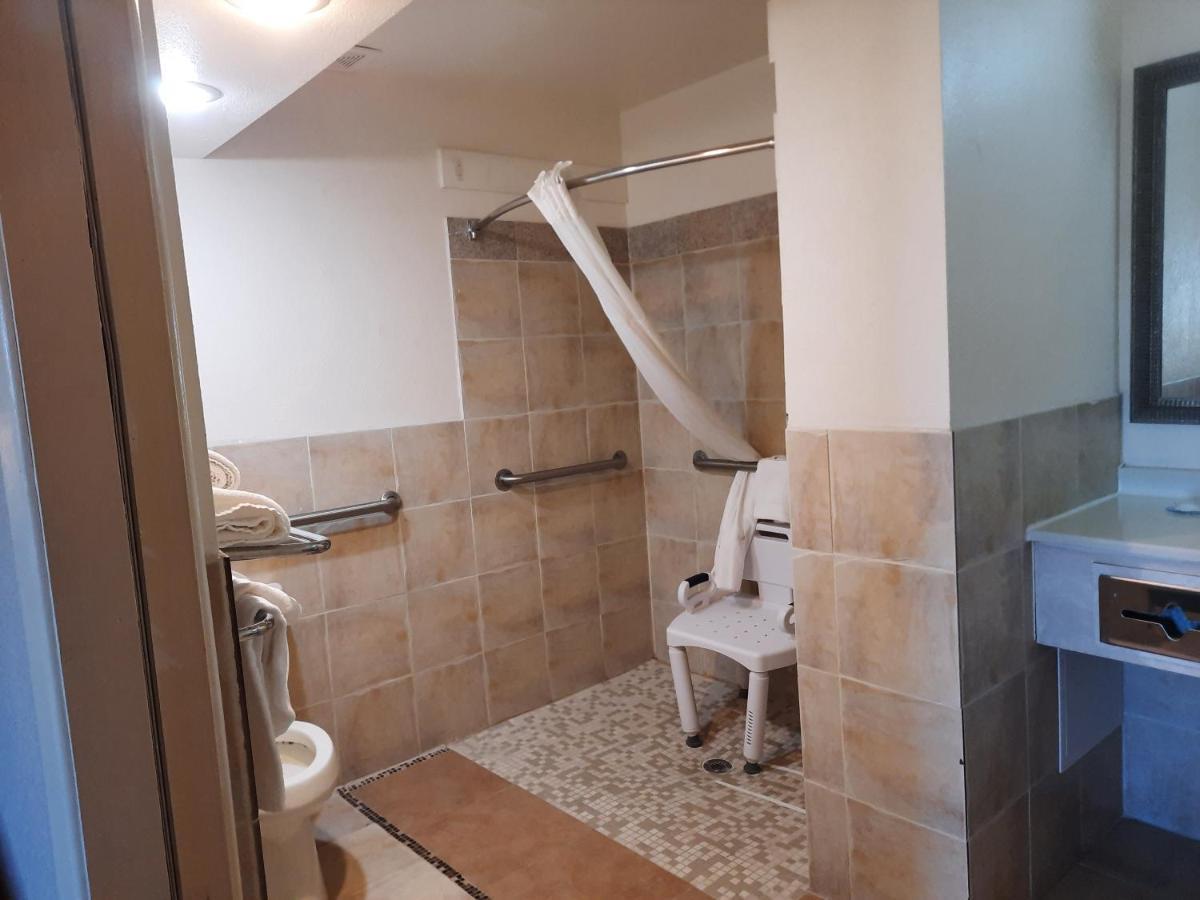 Hotel Quality & - I-40 3*