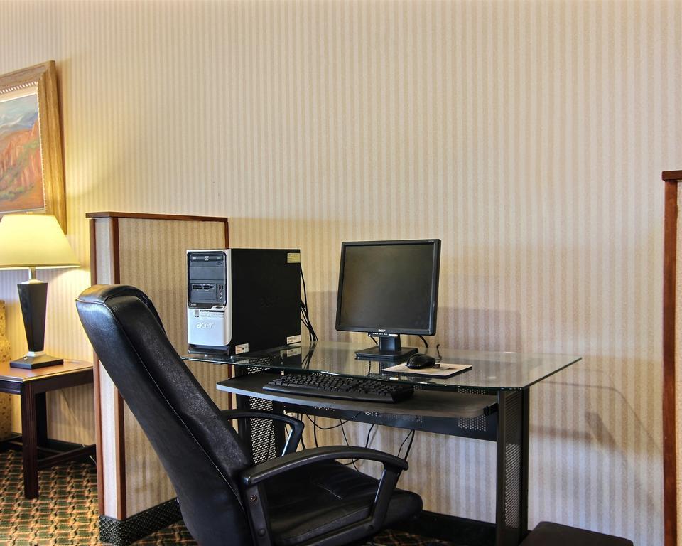 Quality & - I-40 Hotel