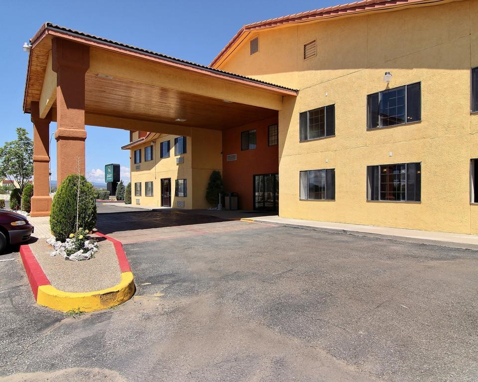 Quality & - I-40 Hotel