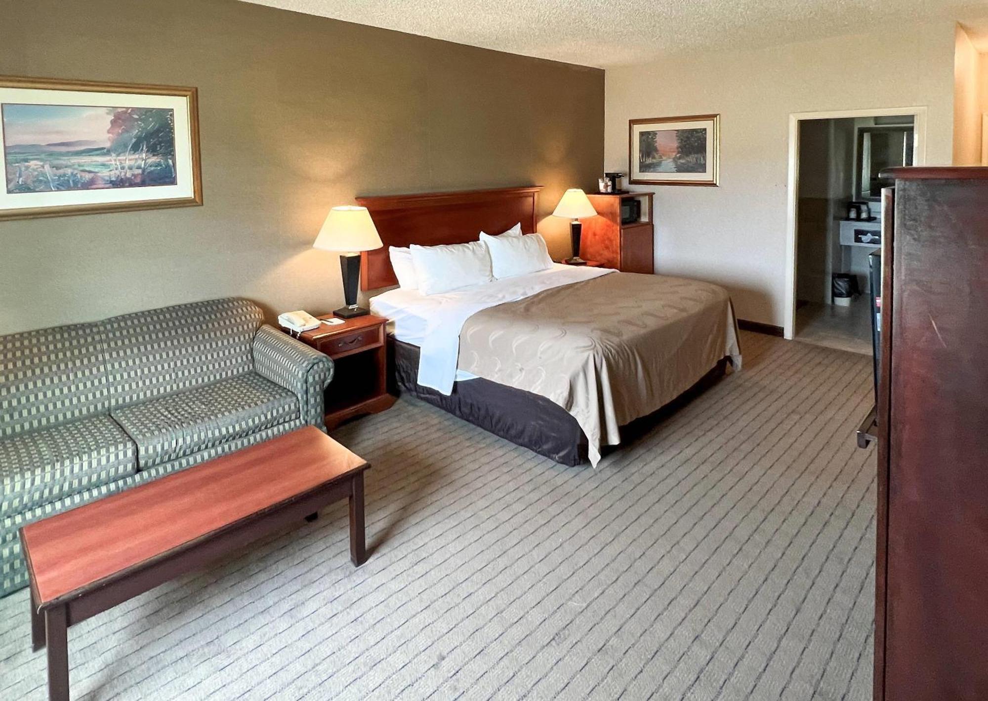 Hotel Quality & - I-40 3*