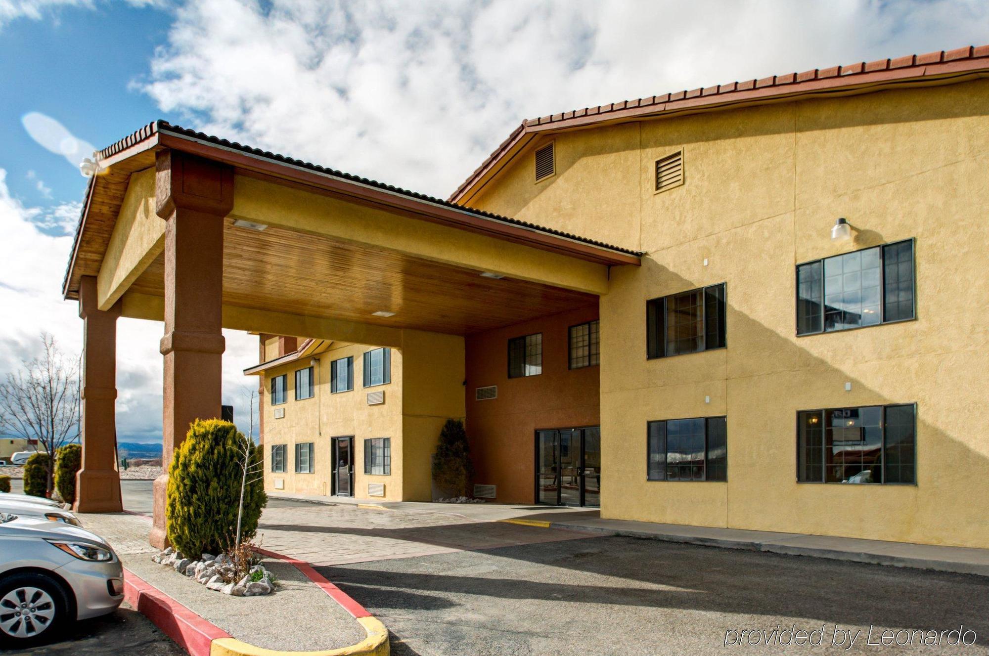 Quality & - I-40 Hotel